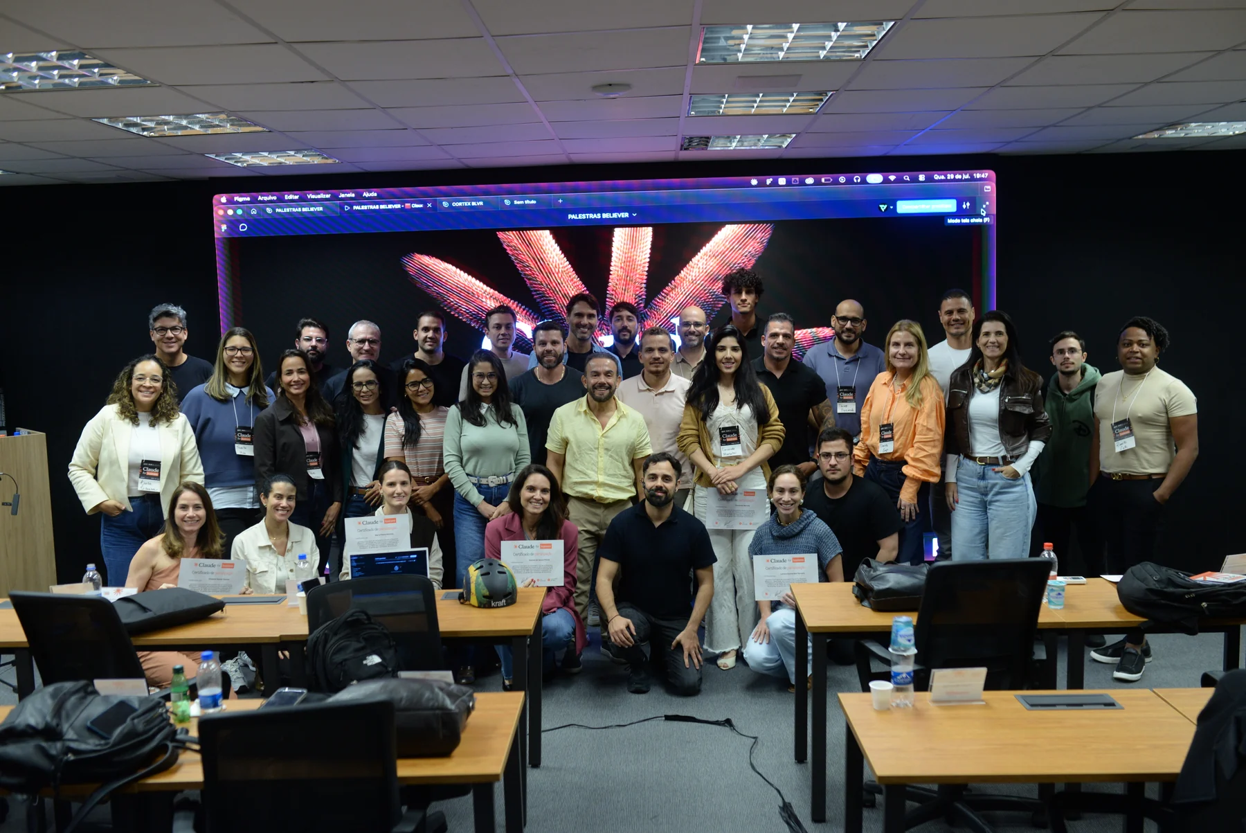 Turma inteira reunida no fim do treinamento, com crachá e certificado de participação nas mãos