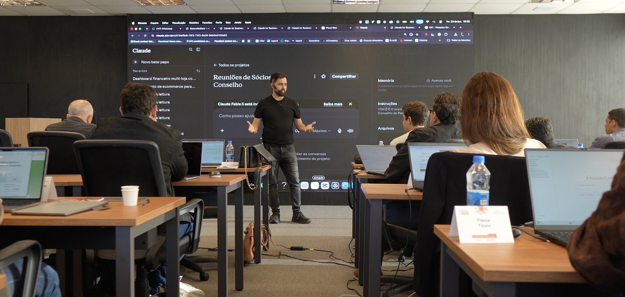 Turma do Claude for Business em sala