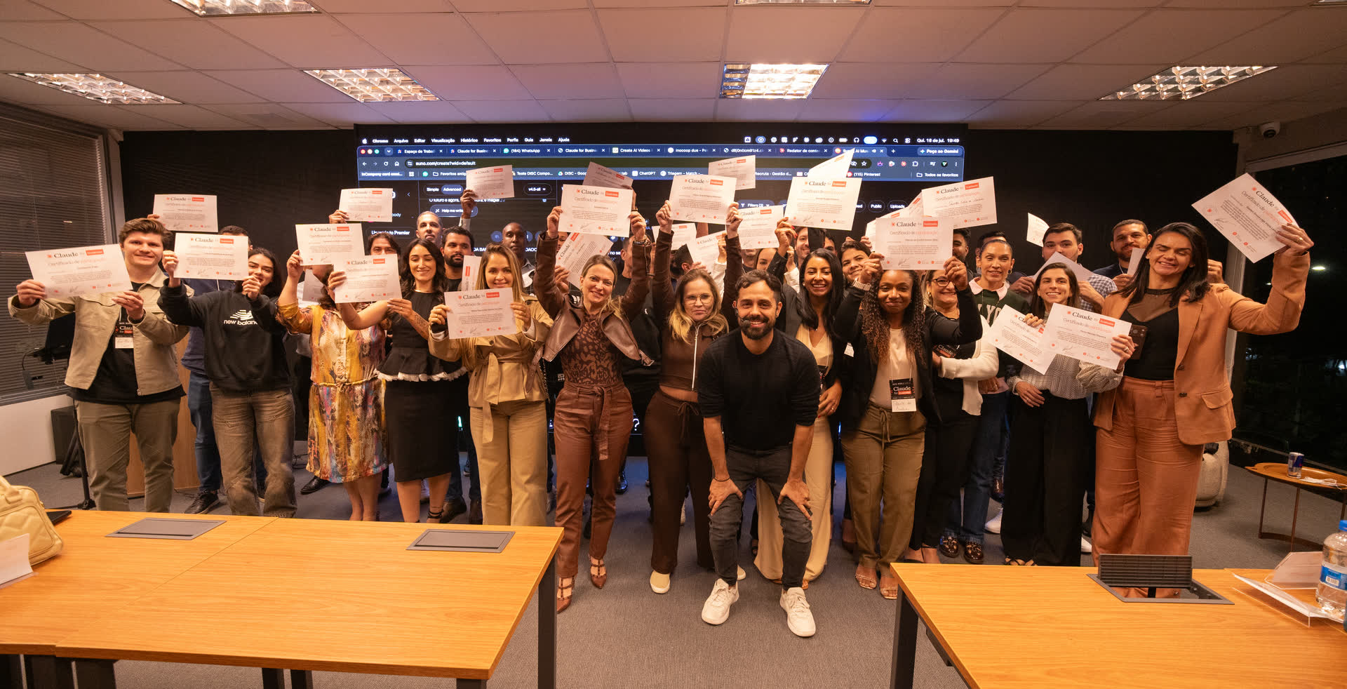 Turma do Claude for Business com os certificados no fim do treinamento